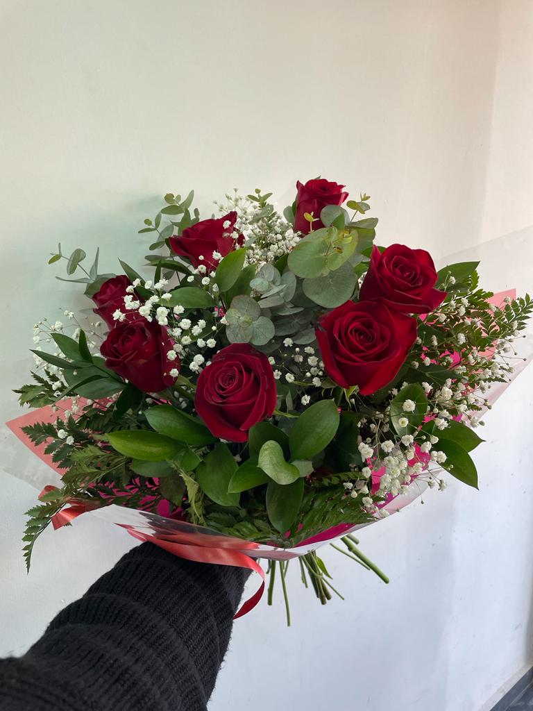 זר של 7 ורדים אדומים - פרח באהבה - אילת