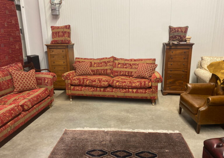 Ausstellung von klassisch englischen Sofa im Showroom