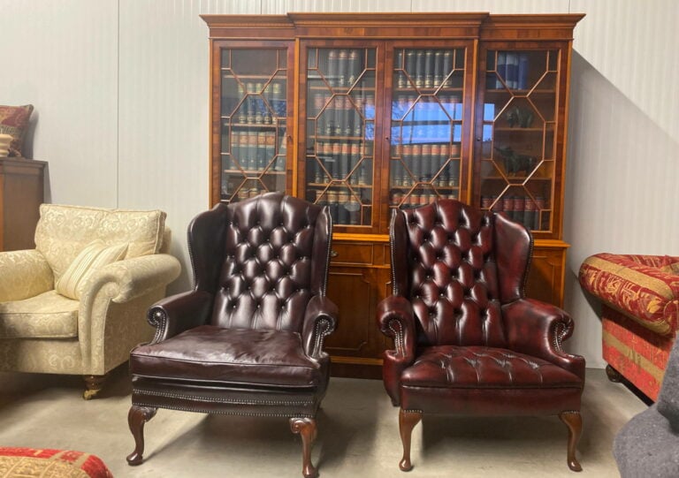 Ausstellung von edlen Chesterfield Sessel in aus Leder