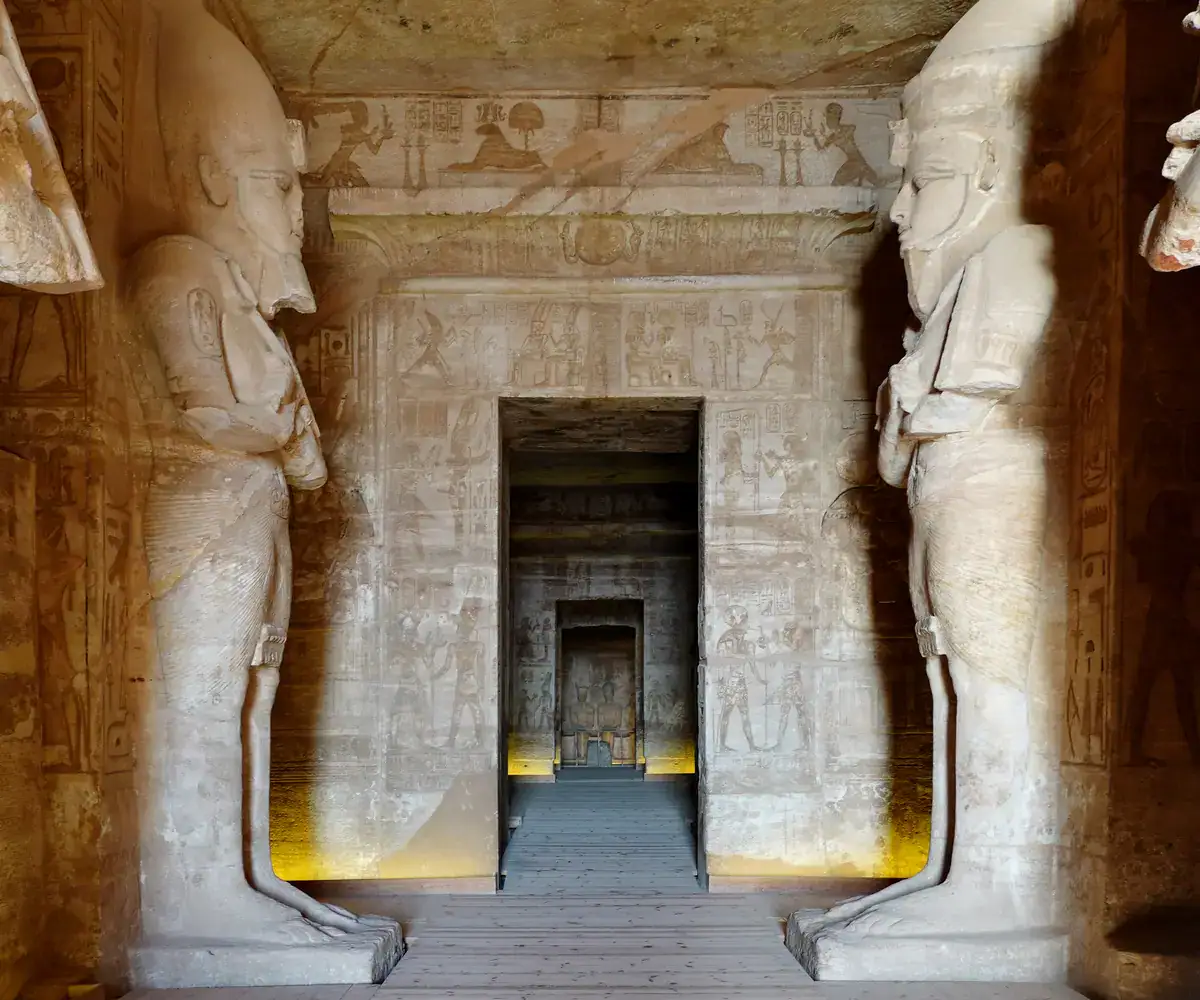 Dark hypostyle hall lined with royal pillars