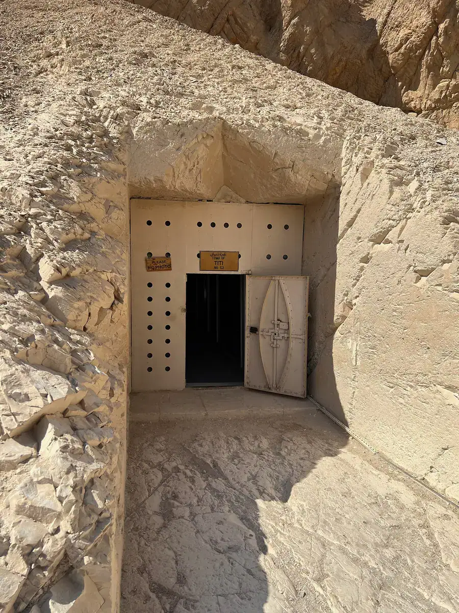 Entrance of Queen Titi QV52