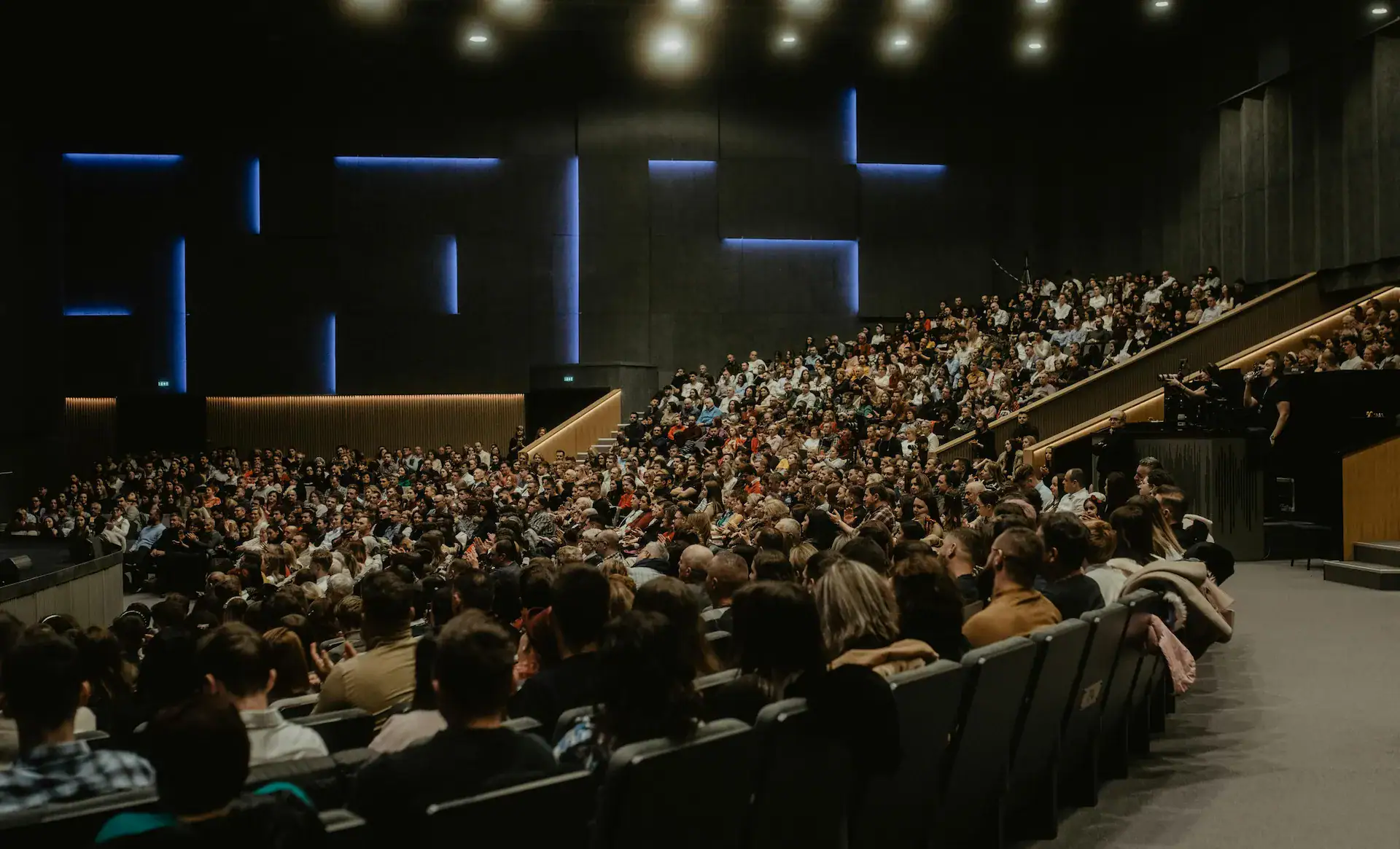 Salle de convention corporate plénière événement d'entreprise animé par Yann Fernandez
