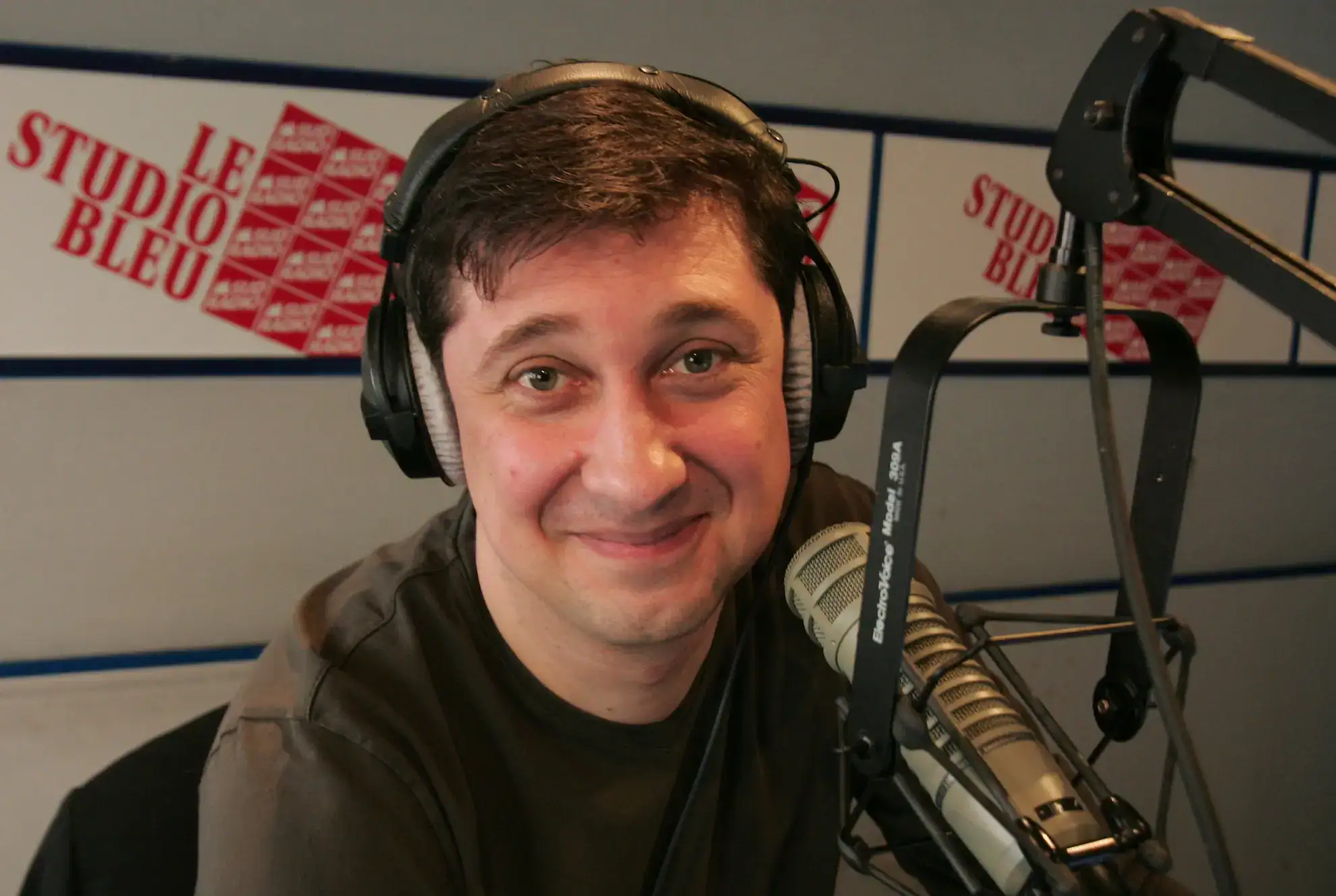 Yann Fernandez animateur journaliste au micro radio