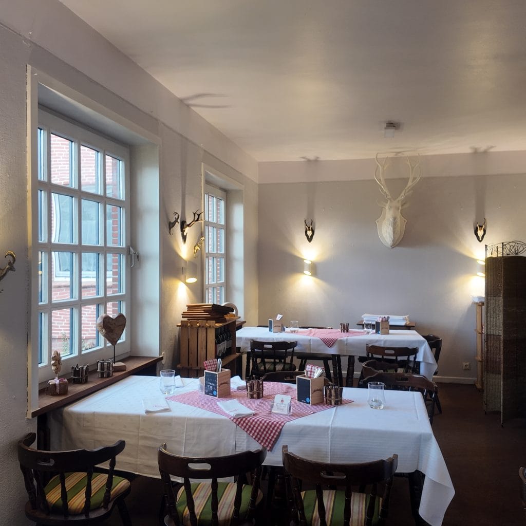 Nebenraum Hirschzimmer in Yvonnes kleinem Gasthaus Wedel