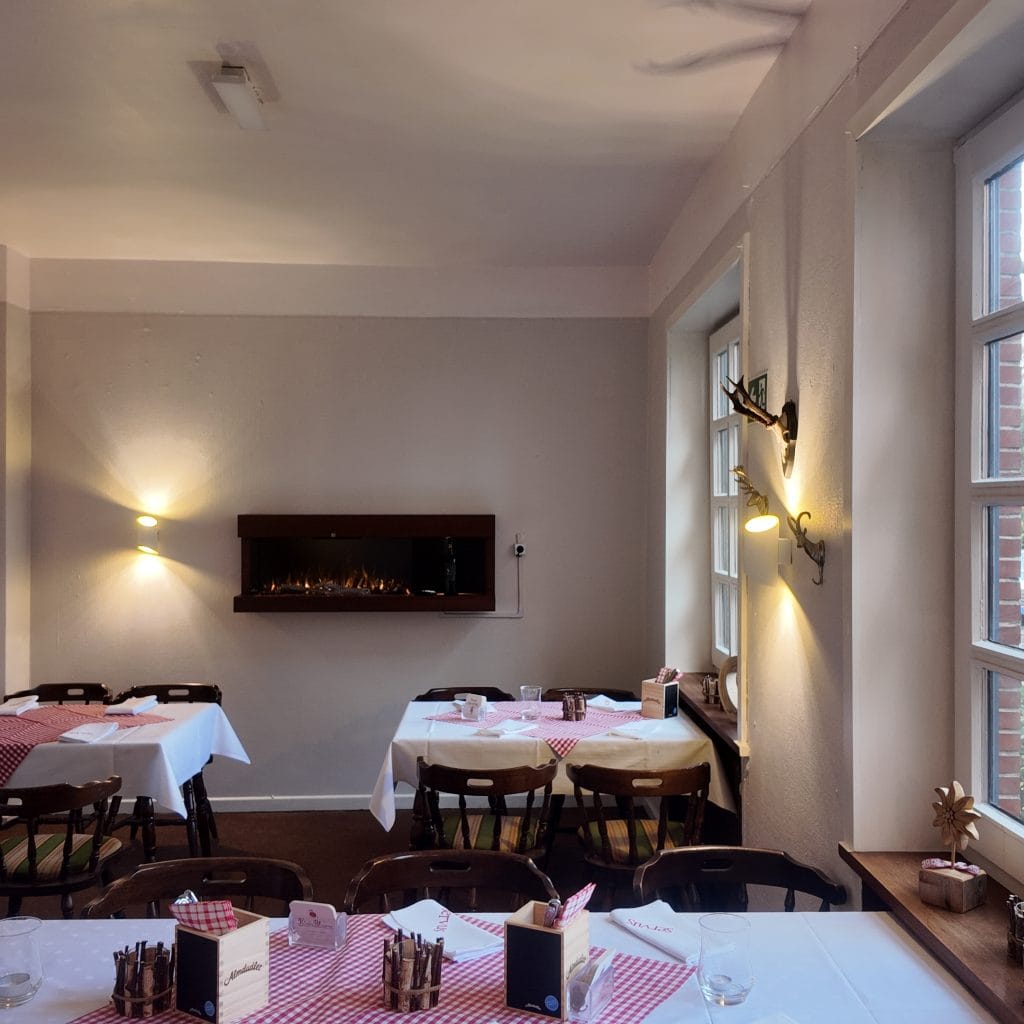 Gedeckter Tisch im Hirschzimmer Yvonnes kleines Gasthaus
