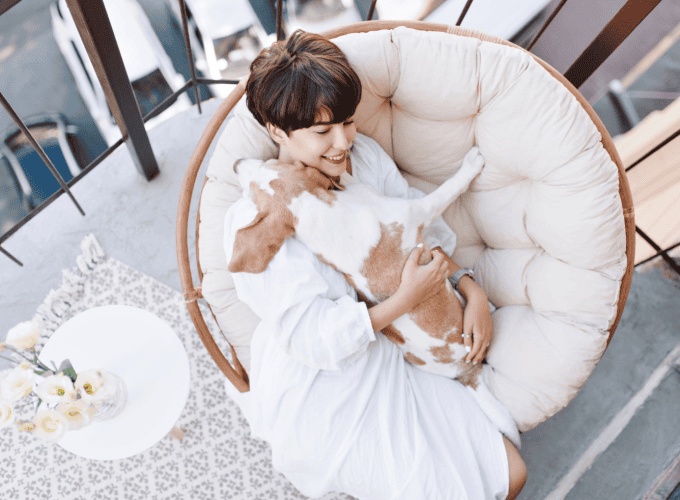 portrait-from-cheerful-young-lady-resting-balcony-after-shower-gently-stroking-pet-adorable-girl-spending-time-terrace-with-beagle-enjoying-weekend 1 (2)