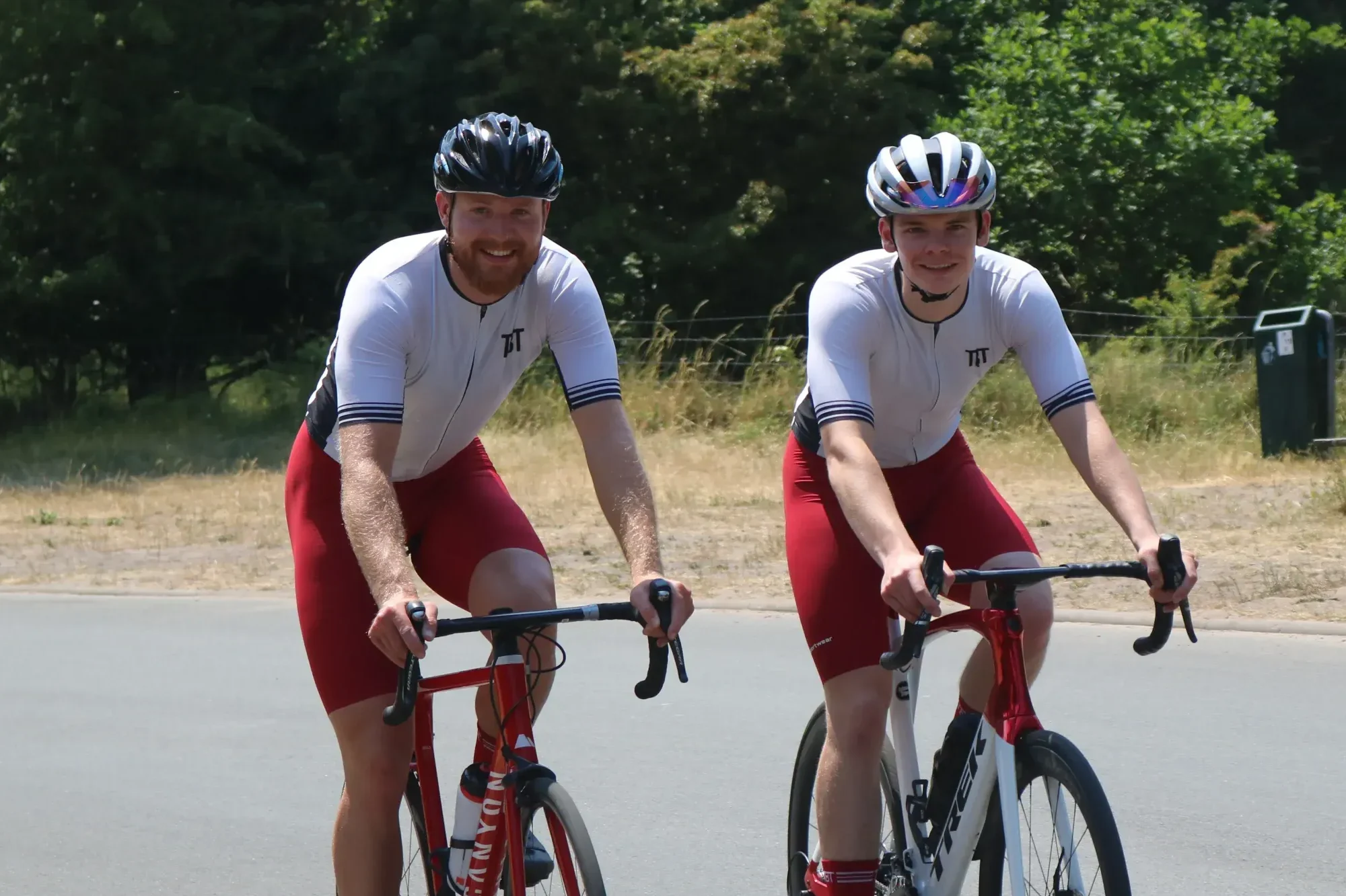 Wesley Hollenberg en Luc Heine In TBT Eigen ontworpen wielerkleding. zilver wielershirt met elite performance wielrenbroek. bij het kopje van Bloemendaal.