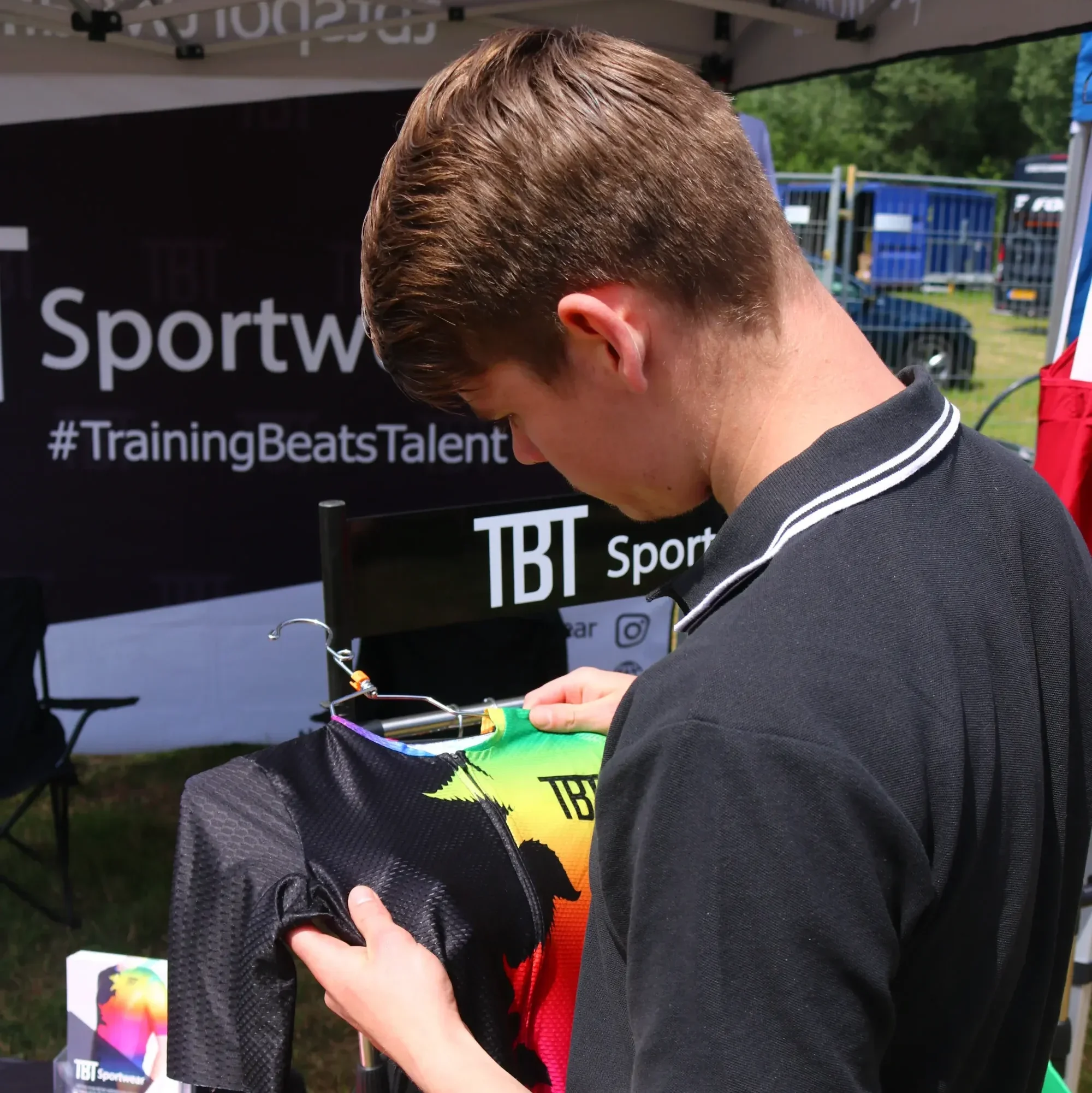 Op de TBT Stand bij Limburgs mooiste toertocht. bekijk zelf onze kwaliteit. Hier staat Wesley met het climb wielershirt.