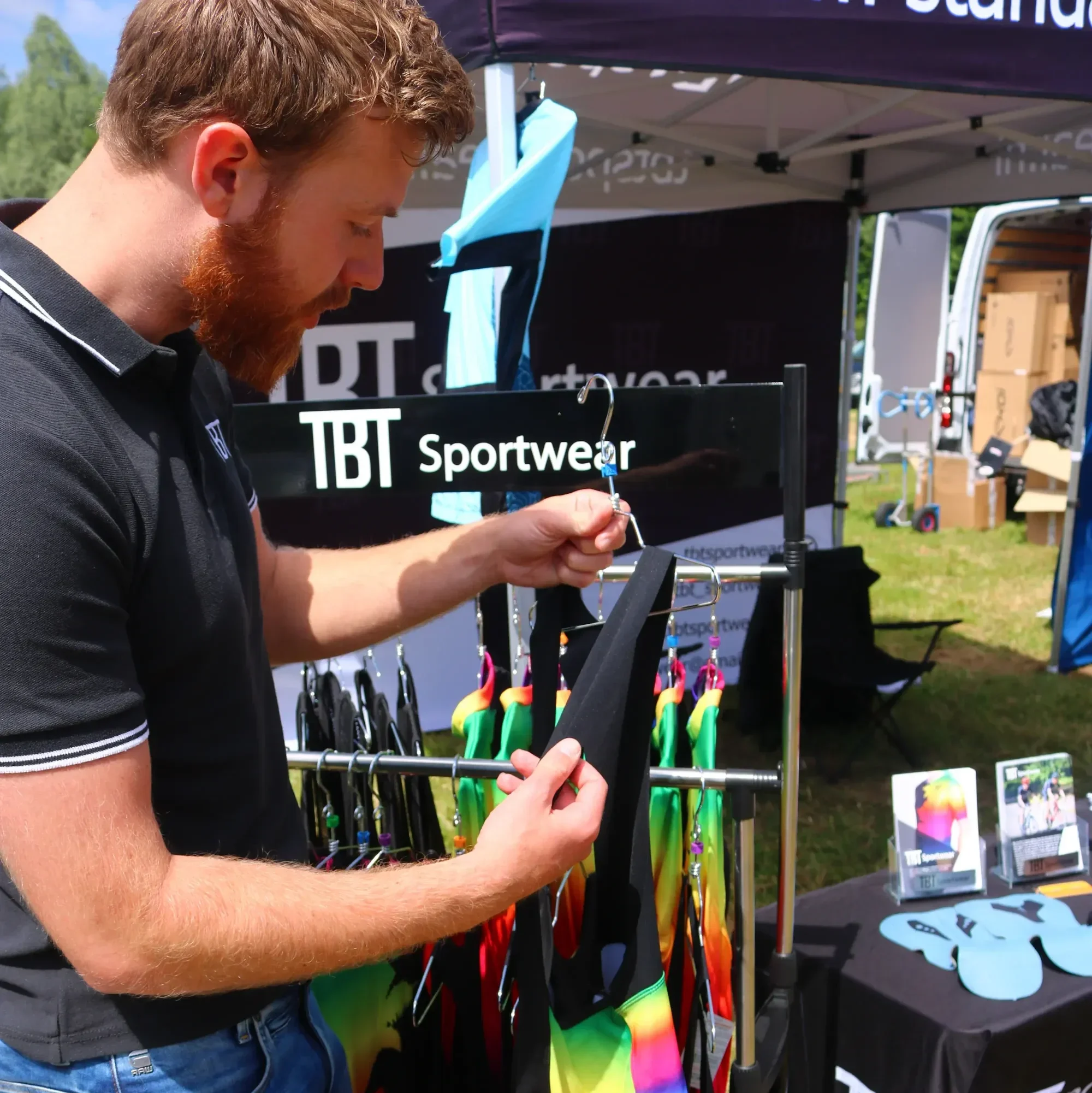 Op de TBT Stand bij Limburgs mooiste toertocht. bekijk zelf onze kwaliteit. Hier staat Luc met onze high performance wielrenbroek.