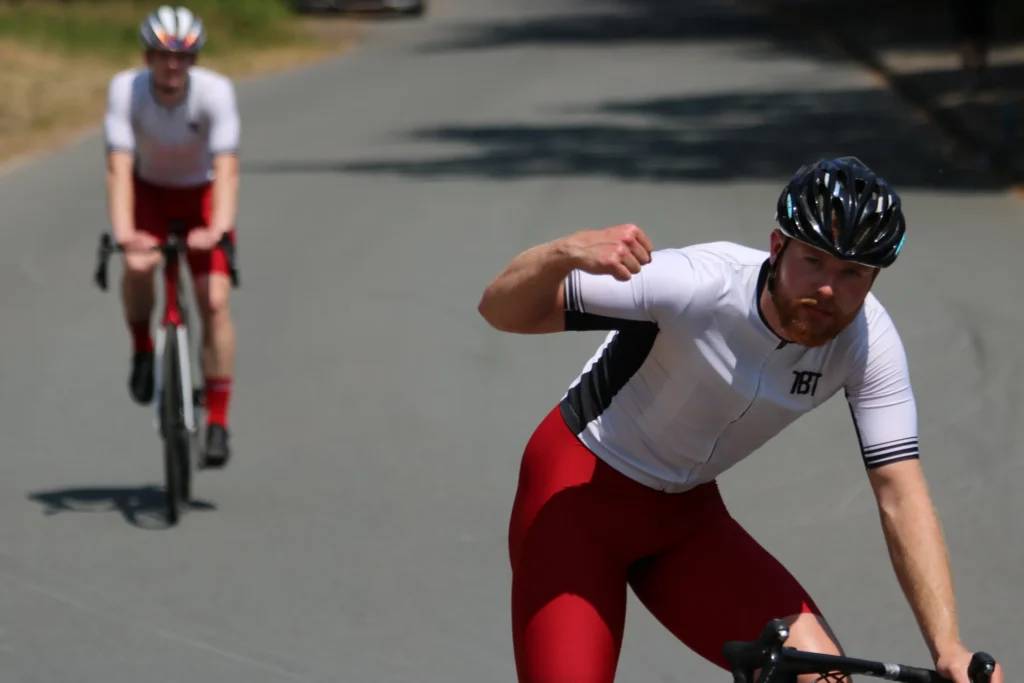 Luc Heine In TBT Eigen ontworpen wielerkleding. zilver wielershirt met elite performance wielrenbroek. In de afdaling van het kopje van Bloemendaal.