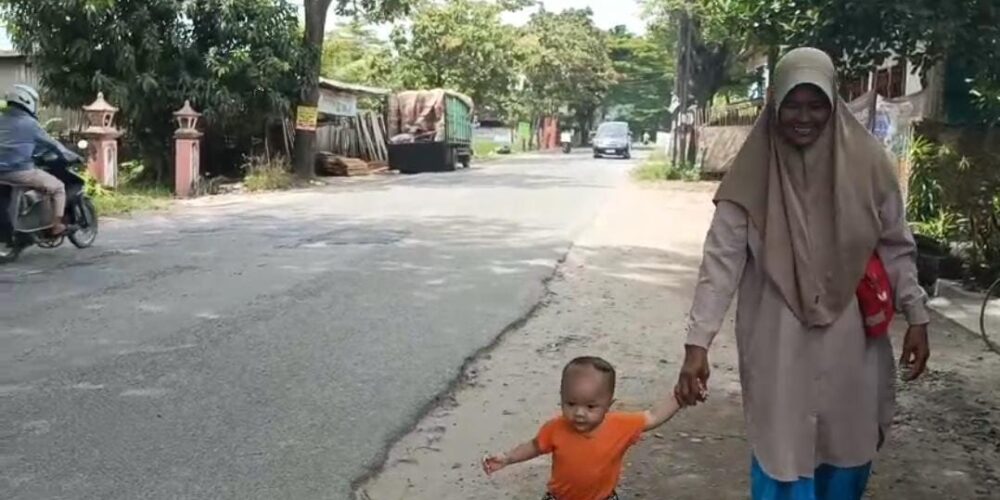 Perbaikan Jalan Pulau Damar Disambut Warga, Mobilitas Masyarakat Bandar Lampung Kini Lebih Nyaman BANDAR LAMPUNG – Warga menyambut positif perbaikan infrastruktur di Jalan Pulau Damar, yang dilakukan oleh Pemerintah Kota Bandar Lampung. Perbaikan jalan tersebut dinilai memberikan dampak nyata bagi masyarakat, terutama dalam meningkatkan kenyamanan dan keselamatan saat beraktivitas sehari-hari. Program pembangunan dan perbaikan jalan ini merupakan bagian dari prioritas pembangunan infrastruktur yang dijalankan oleh Pemkot Bandar Lampung di bawah kepemimpinan Wali Kota Eva Dwiana melalui Dinas Pekerjaan Umum Kota Bandar Lampung pada tahun anggaran 2026. Salah satu warga setempat, Roy, mengaku bersyukur karena kondisi jalan yang sebelumnya rusak dan berlubang kini telah diperbaiki. Menurutnya, kerusakan jalan sebelumnya kerap menyebabkan kecelakaan lalu lintas. “Dulu jalan ini berlubang cukup dalam dan sering memakan korban kecelakaan. Alhamdulillah sekarang jalannya sudah diperbaiki dan rapi. Kami sebagai masyarakat sangat merasakan manfaatnya,” ujar Roy, Jumat (6/3/2026). Hal serupa juga disampaikan Purnomo, warga yang tinggal di sekitar kawasan tersebut. Ia mengatakan kondisi jalan sebelumnya cukup memprihatinkan dengan banyak lubang yang membahayakan pengendara. “Dulu lubangnya dalam dan banyak bagian jalan yang hancur. Sekarang bisa kita lihat bersama, jalan yang berlubang sudah tidak ada lagi,” katanya. Menurutnya, perbaikan jalan tersebut sangat membantu masyarakat yang setiap hari melintas di kawasan tersebut, baik untuk bekerja maupun menjalankan aktivitas lainnya. “Kami masyarakat mengucapkan terima kasih kepada Pemerintah Kota Bandar Lampung yang telah peduli terhadap kondisi jalan di lingkungan kami. Dengan adanya perbaikan ini, perjalanan menjadi lebih nyaman dan aman,” tambahnya. Sementara itu, Kepala Bidang Jalan dan Jembatan pada Dinas Bina Marga Dinas Pekerjaan Umum Kota Bandar Lampung, Rayu R Wiranegara, menyampaikan bahwa sejumlah program pembangunan infrastruktur lainnya juga telah disiapkan oleh pemerintah kota. “Mudah-mudahan, insyaallah setelah Lebaran kita sudah bisa mulai seluruh kegiatan ini. Saat ini semuanya sedang kita persiapkan,” ujarnya. Selain perbaikan jalan, Pemkot Bandar Lampung juga merencanakan revitalisasi pedestrian di beberapa ruas jalan protokol guna meningkatkan kenyamanan dan keselamatan pejalan kaki. Melalui pembangunan infrastruktur jalan, jembatan, dan pedestrian secara berkelanjutan, Pemerintah Kota Bandar Lampung menargetkan peningkatan kualitas pelayanan publik sekaligus mendukung kelancaran aktivitas ekonomi serta mobilitas masyarakat di seluruh wilayah kota.