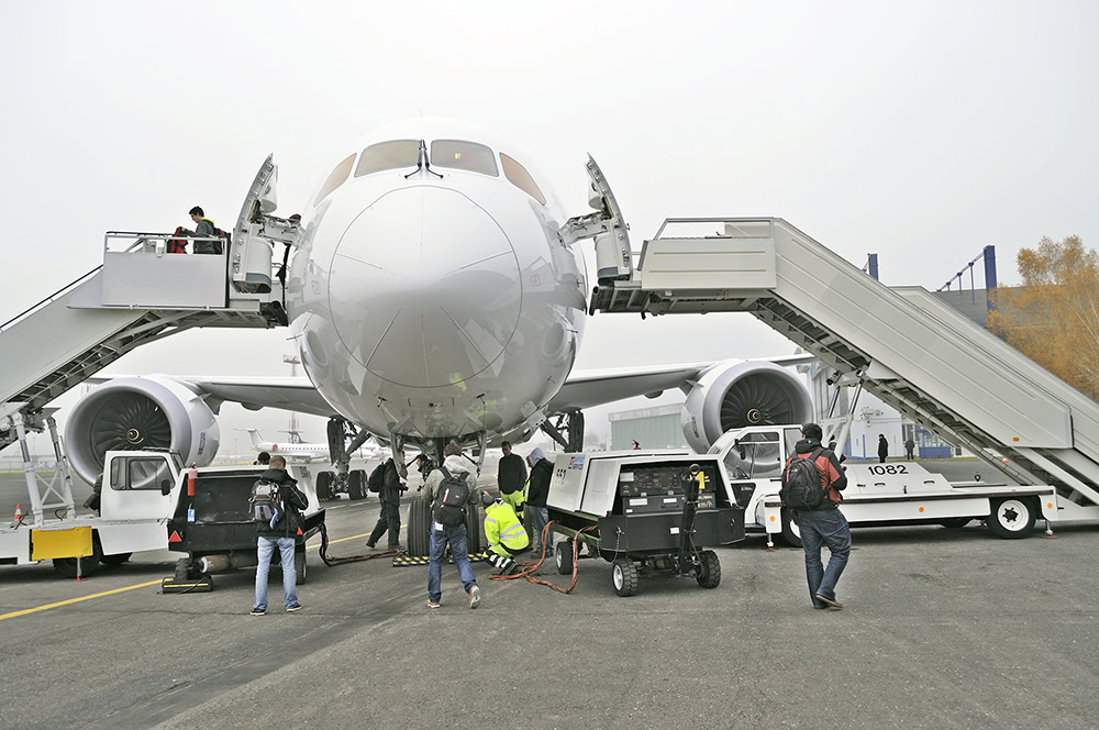 ABTS assurant des services GSE sur un avion au sol