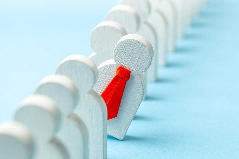 Holzfiguren mit roter Krawatte