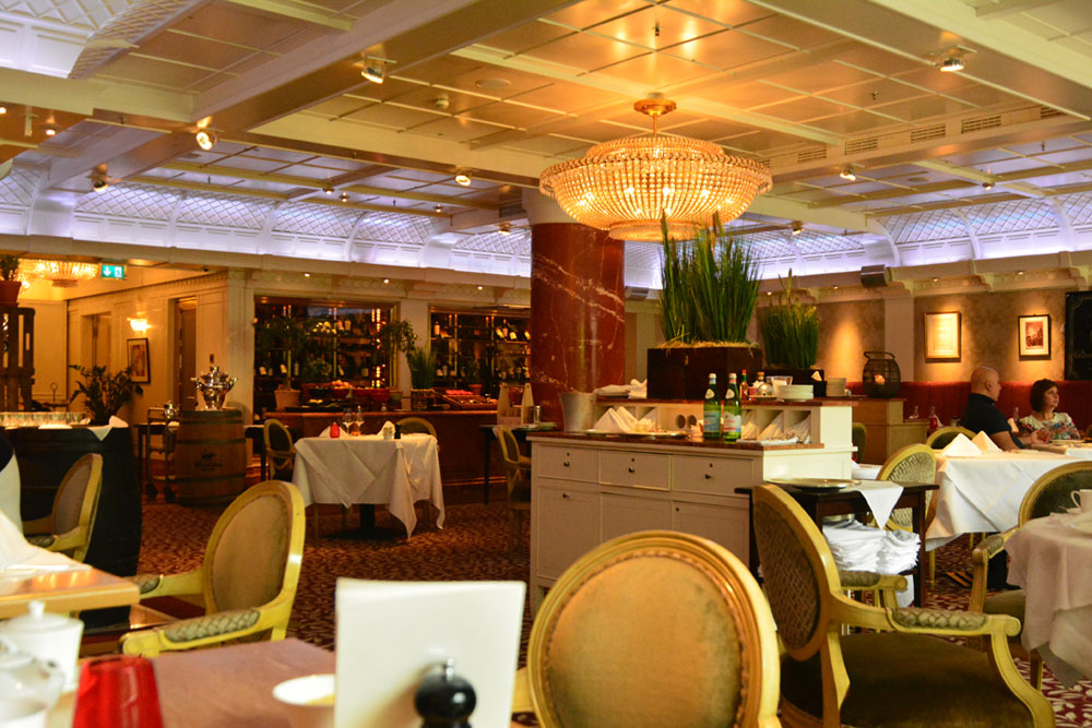 luxury hotel in dusseldorf, breidenbacher hof, capella hotel, capella suite, brasserie 1806