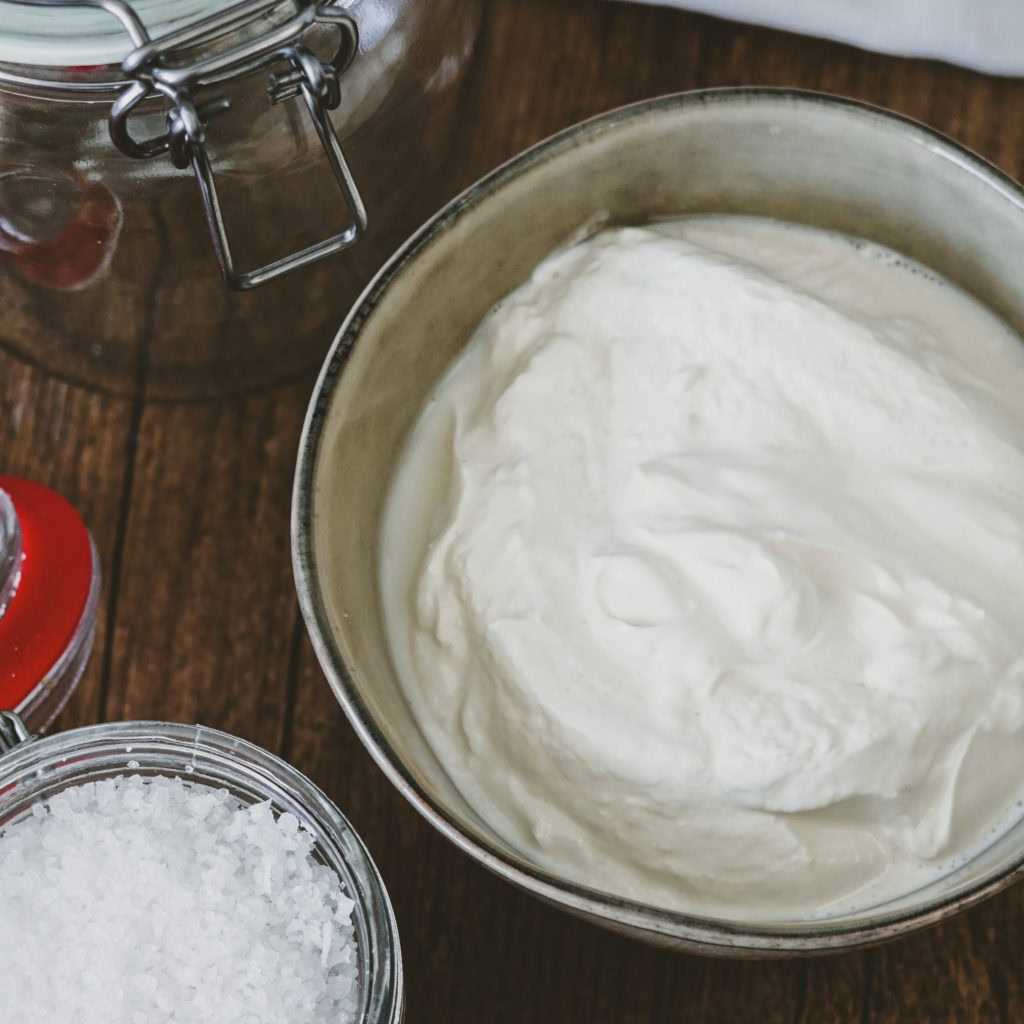 Griechischer Joghurt in einer Schale und Meersalz daneben