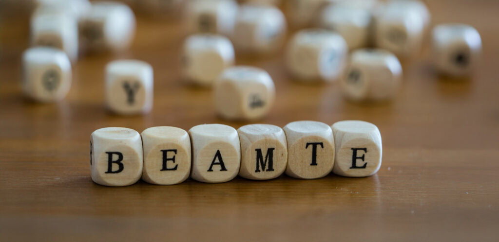 Verbeamtung - Symbolbild mit Buchstabenwürfeln