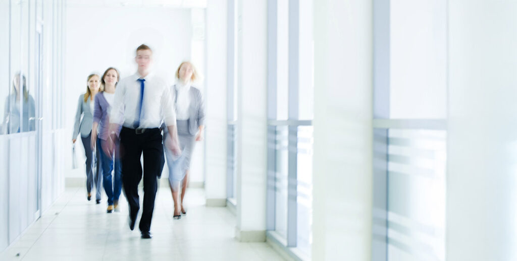 Nebenjob Großkanzlei - Junge Menschen in Businessoutfit