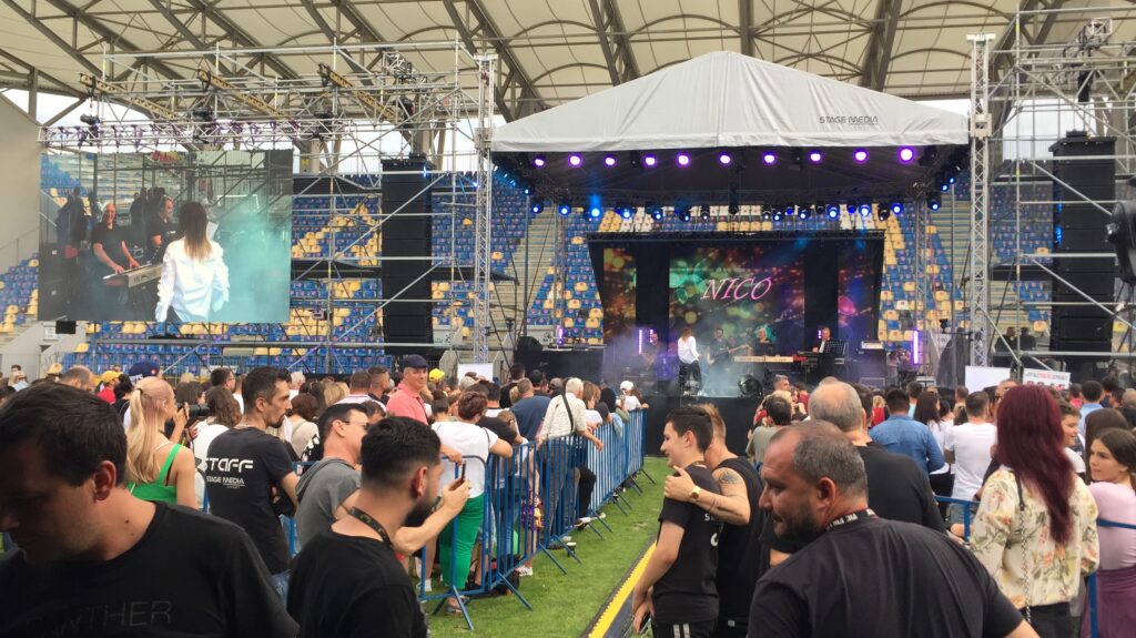 Scenă de concert cu ecran LED și public