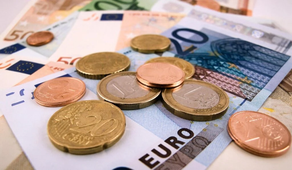 Studium finanzieren ohne Bafög - Symbolbild Geldmünzen und Scheine