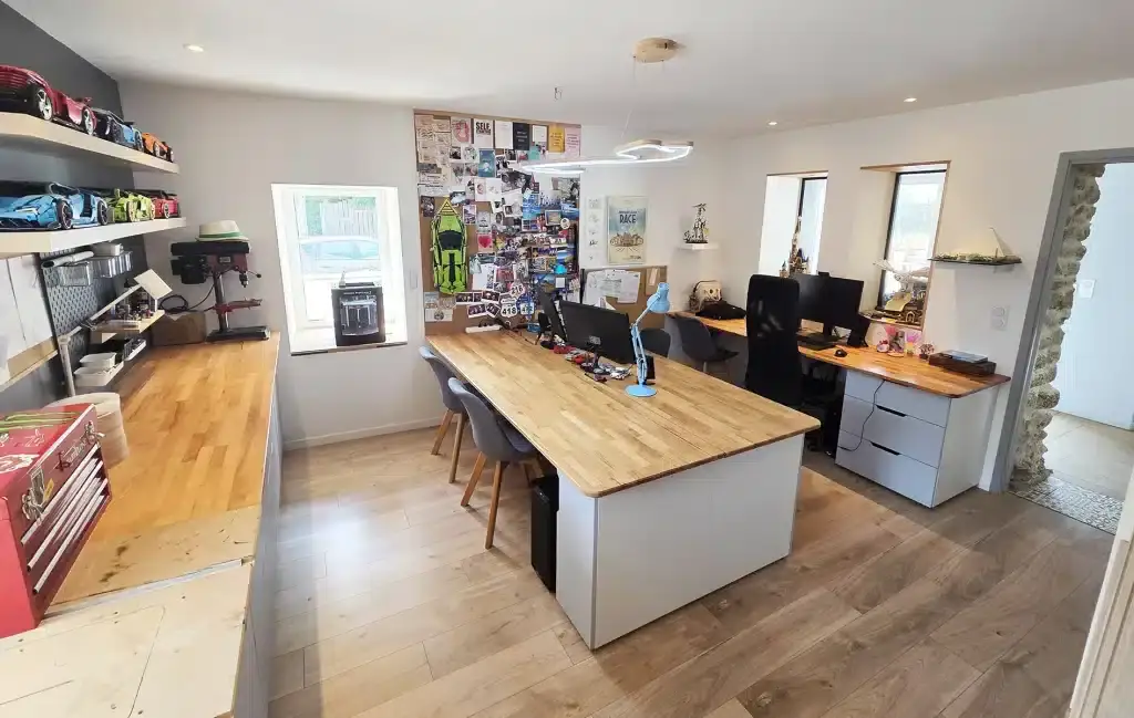 Photo du bureau bluet-design Nantes complètement fini avec lampes PISTES2BOIS mur en liège avec photo