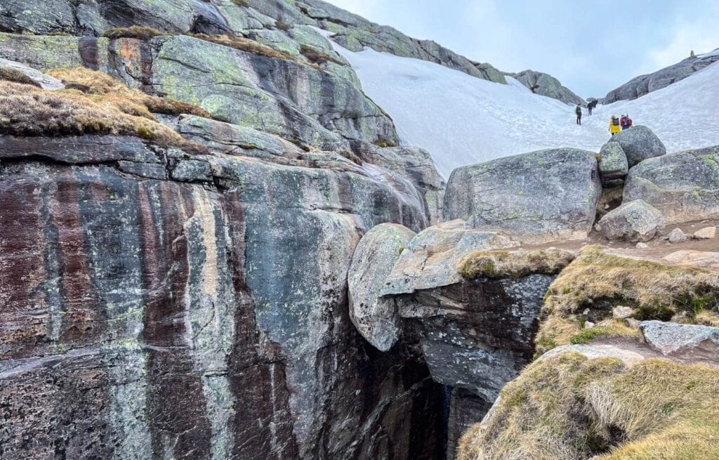 Looking back at the boulder wedged between the two rocks