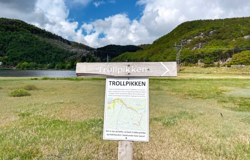 The sign pointing in the direction of the Trollpikken trailhead