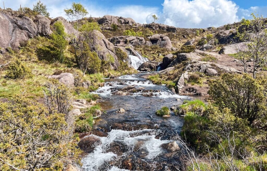 The little waterfall at the start of the Trollpikken hike