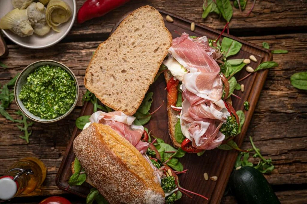 Sandwich mit Parmaschinken und Pesto