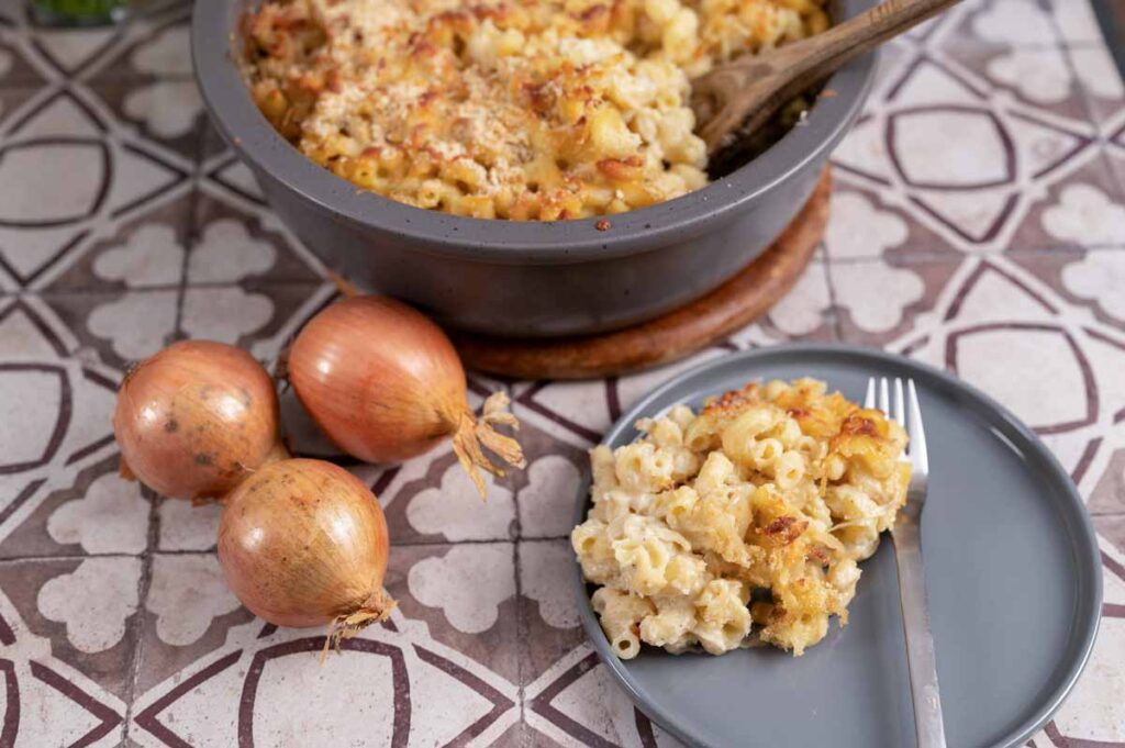 Mac and Cheese French Style mit Schmorzwiebeln – cremiges Gericht aus Nudeln, Käsesoße und karamellisierten Zwiebeln.