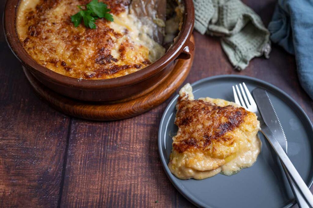 Selbstgemachtes Kartoffelgratin – frisch gebacken mit goldbrauner Kruste und feiner Muskatnote