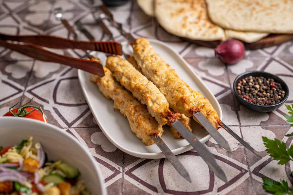 Schüssel mit gewürzter Hähnchenhackfleischmasse für Kebab, bereit zum Formen auf Spieße
