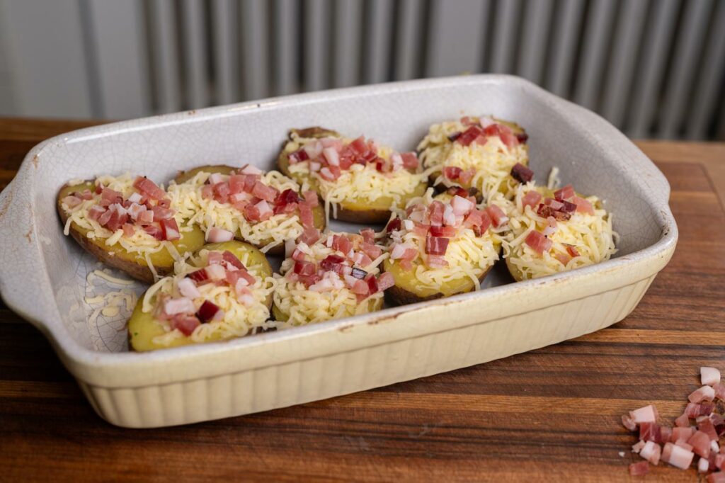 Überbackene Ofenkartoffel mit Käse und Südtiroler Speck g.g.A.