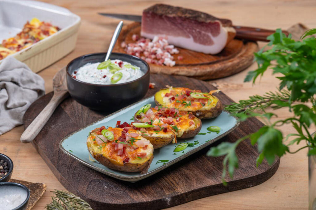Überbackene Ofenkartoffel mit Käse und Südtiroler Speck g.g.A.