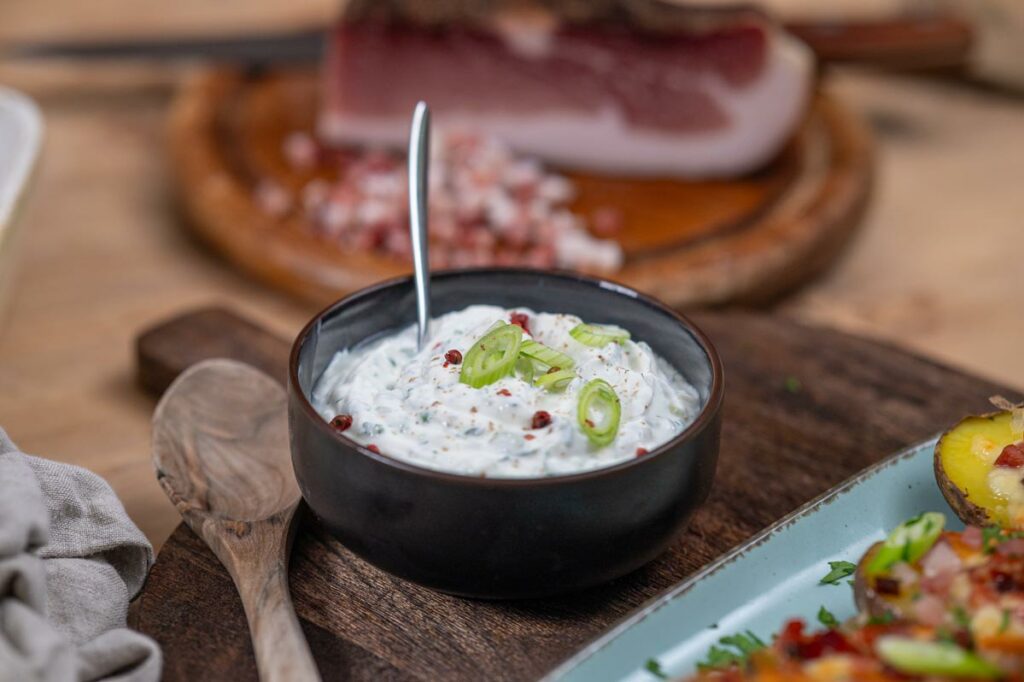 Überbackene Ofenkartoffel mit Käse und Südtiroler Speck g.g.A. Kräuterquark Rezept