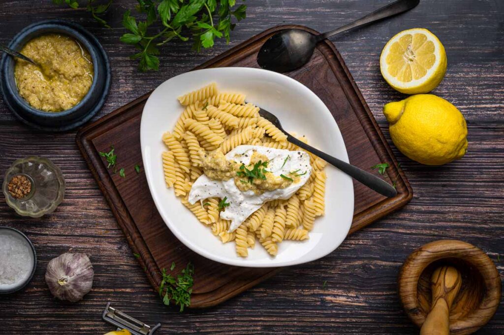 Pasta mit Zitronenpesto angerichtet auf einem Teller – leichtes Sommergericht