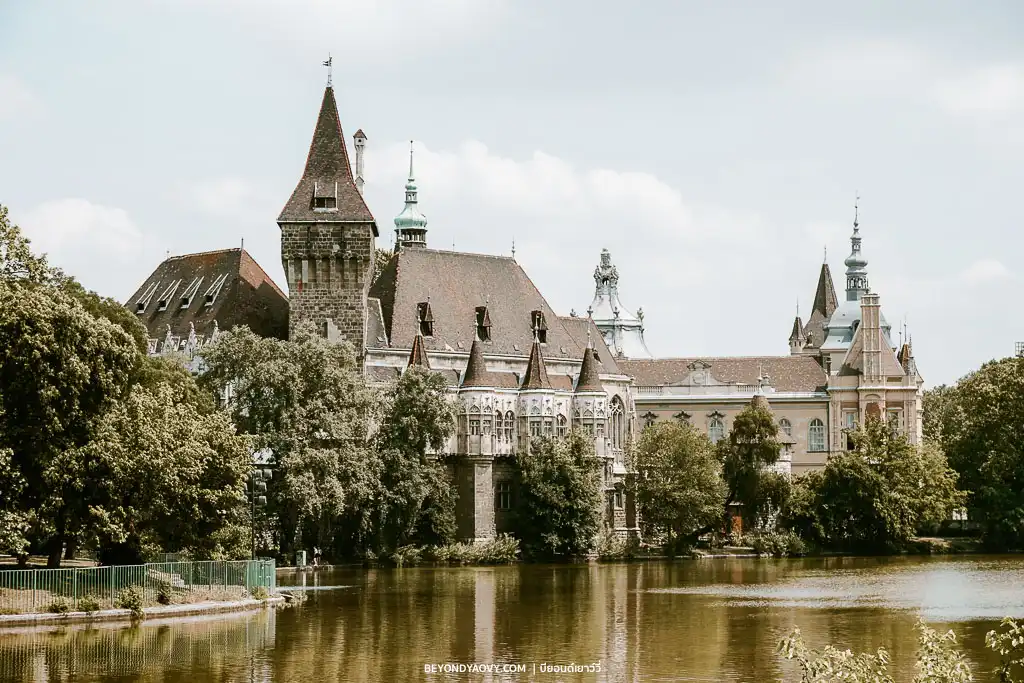 Rich results on Google's SERP when searching for ‘วางแผนเที่ยวบูดาเปสต์ (Budapest)’, ‘เที่ยวบูดาเปสต์’, ‘การเดินทางในบูดาเปสต์’, ‘ที่เที่ยวในบูดาเปสต์’, ‘สถานที่ท่องเที่ยวบูดาเปสต์’, ‘เที่ยวบูดาเปสต์ด้วยตัวเอง’, ‘เที่ยวฮังการีด้วยตัวเอง’, ‘แพลนเที่ยวบูดาเปสต์’, ‘วางแผนเที่ยวบูดาเปสต์’, ‘เที่ยวบูดาเปสต์’, and ‘เที่ยวฮังการี’