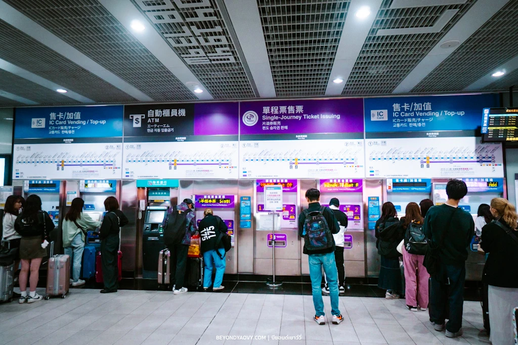 Rich results on Google's SERP when searching for 'วิธีเดินทางจากสนามบินเถาหยวน', 'สนามบินเถาหยวนไปไทเป’, 'สนามบินเถาหยวนเข้าเมือง', and 'ตั๋วรถไฟใต้ดินสนามบินเถาหยวน'