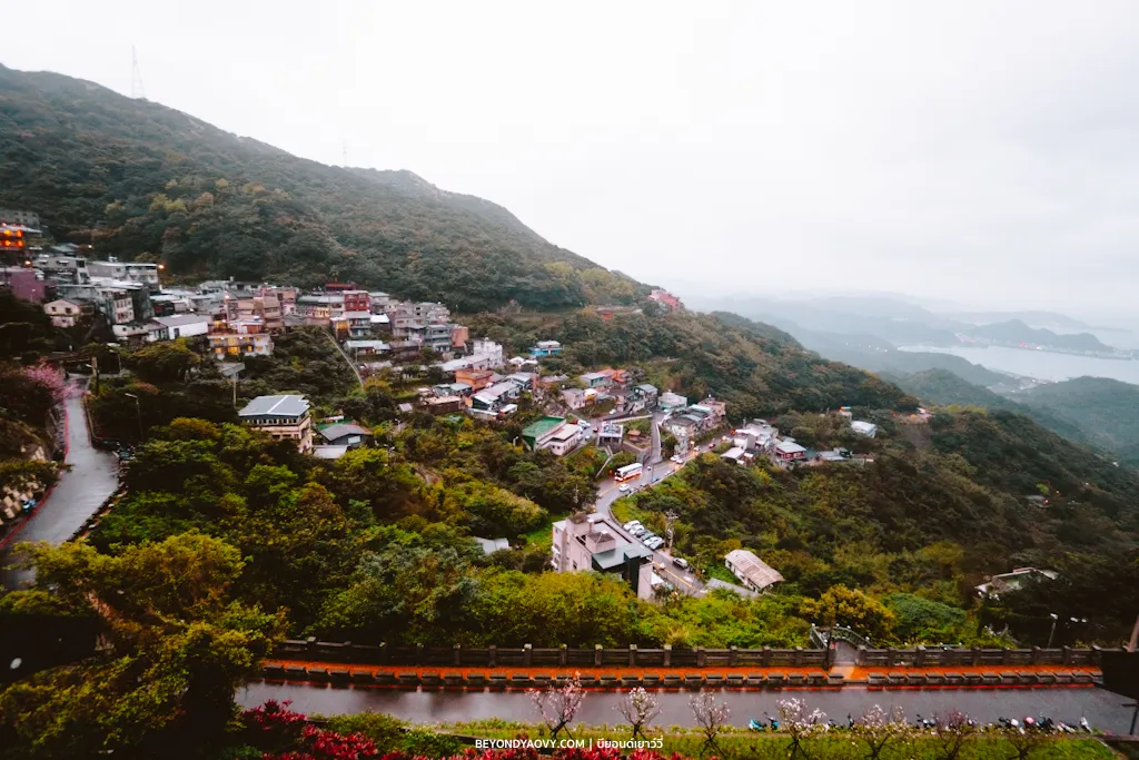 Rich results on Google's SERP when searching for 'วิธีเดินทางไปจิ่วเฟิ่น', 'จิ่วเฟิ่นไปเช้าเย็นกลับ', จิ่วเฟิ่นเดินทาง', 'เที่ยวจิ่วเฟิ่น', and 'รถบัสจากไทเปไปจิ่วเฟิ่น'