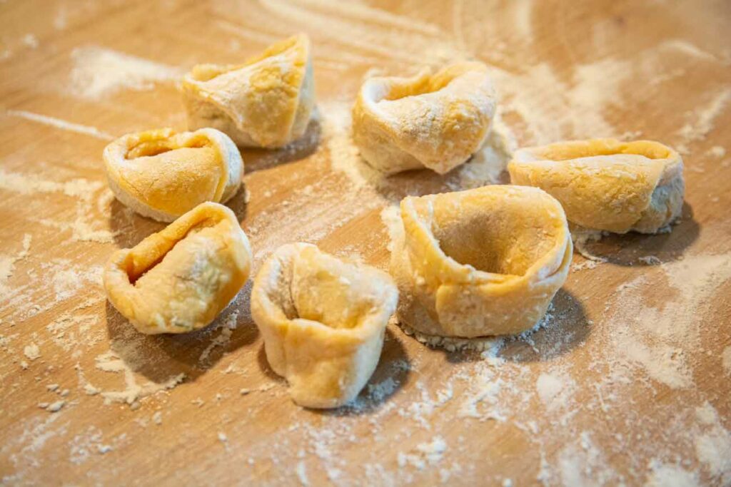 Verwöhnen Sie Ihren Gaumen mit selbstgemachten Tortellini: Zarte Teigtaschen, liebevoll gefüllt mit einer köstlichen Mischung aus frischen Zutaten. Entdecken Sie den wahren Geschmack von handgemachter Pasta und genießen Sie den kulinarischen Genuss, den nur selbstgemachte Tortellini bieten können.