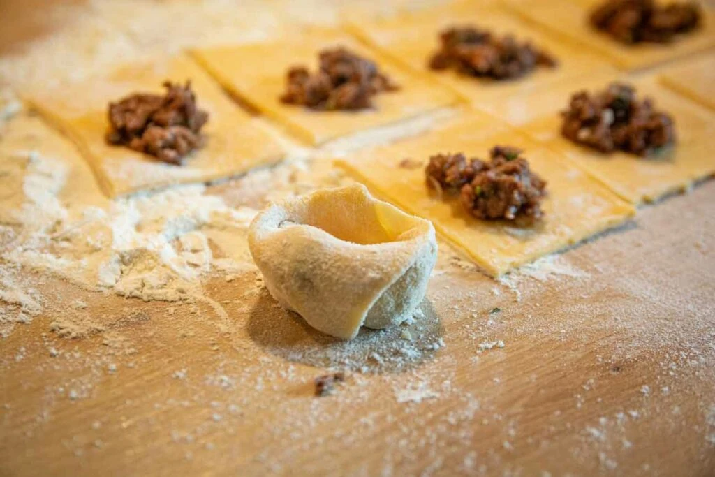 Verwöhnen Sie Ihren Gaumen mit selbstgemachten Tortellini: Zarte Teigtaschen, liebevoll gefüllt mit einer köstlichen Mischung aus frischen Zutaten. Entdecken Sie den wahren Geschmack von handgemachter Pasta und genießen Sie den kulinarischen Genuss, den nur selbstgemachte Tortellini bieten können.