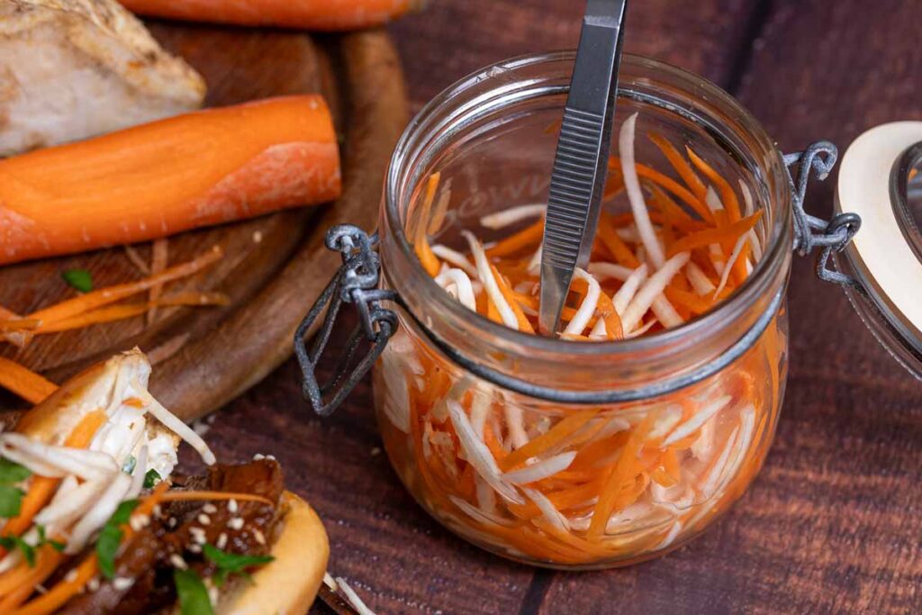 Schnell eingelegtes Gemüse für vietnamesisches Banh Mi Sandwich