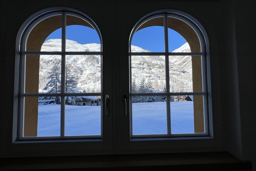 Aussicht durch das Fenster in Richtung Westen in der 2 Zimmer Wohnung im Haus Vira