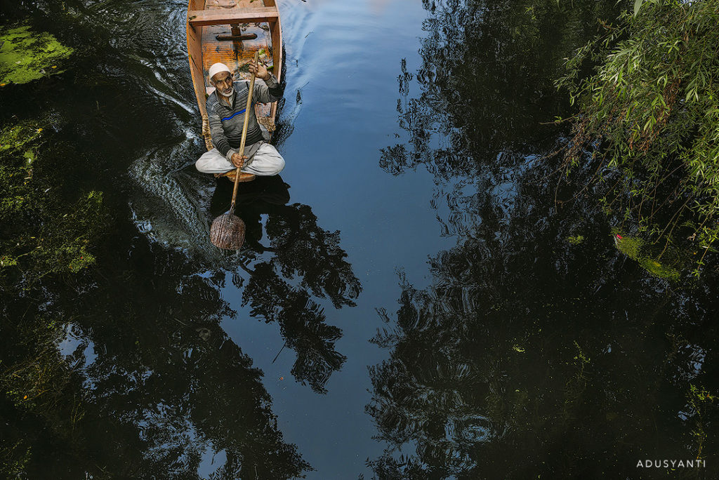 kashmiri boatman at dal lake