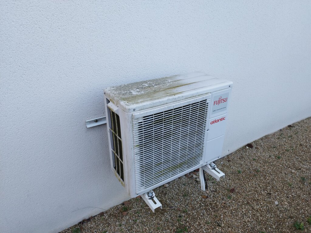 Installation de climatisation extérieure par ROCHUT ENERGIES
