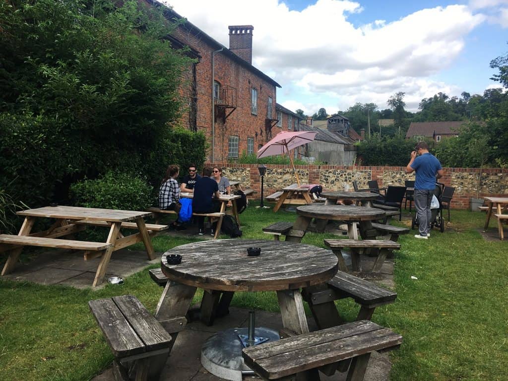 OLD AMERSHAM PUB: THE ELEPHANT AND CASTLE'S GARDEN
