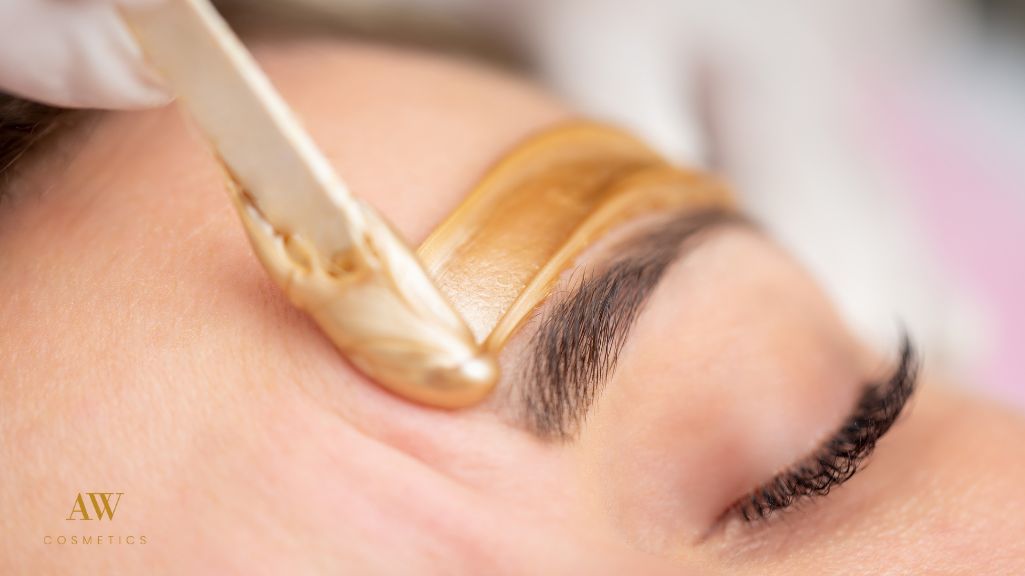 A szemöldökgyantázás folyamatát mutatja a kép.