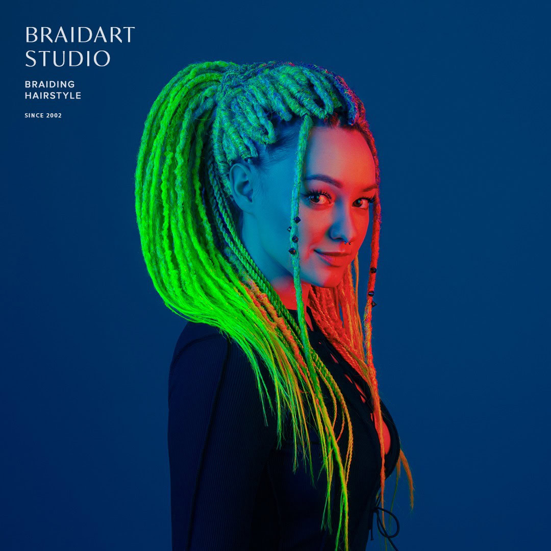 Неоновые дреды, плетение в студии в Петербурге.