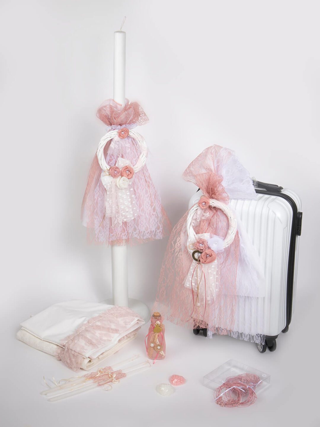 Σετ βάπτισης βαλίτσα ταξιδιού με θέμα στεφανάκι και χειροποίητα λουλούδια