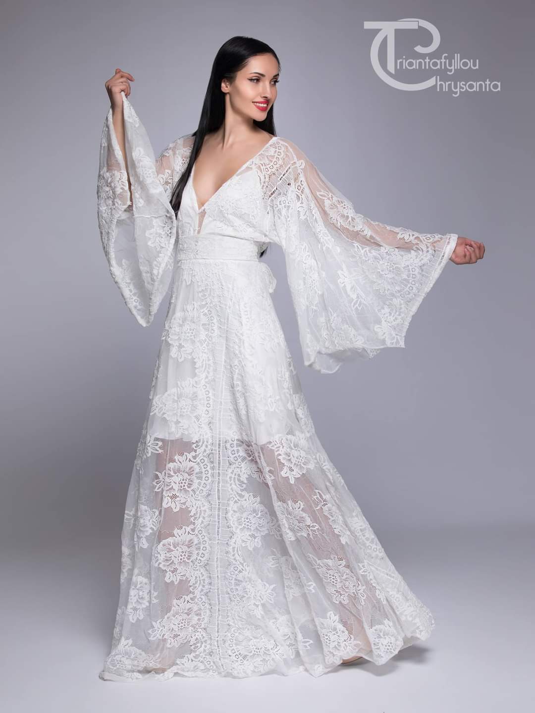 Boho νυφικό με γαλλική δαντέλα και εντυπωσιακή ανοιχτή πλάτη με φιόγκο.  Κοντό φόρεμα εσωτερικά και αέρινα φαρδιά μανίκια από δαντέλα. Ιδανικό και για νυφικό φόρεμα!