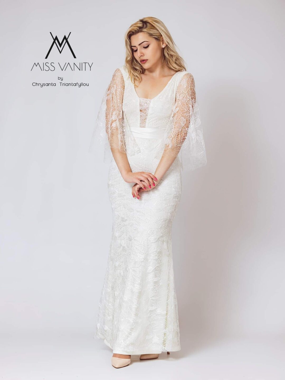 Vintage νυφικό φόρεμα με ανάγλυφη γαλλική δαντέλα. Σε γοργονέ γραμμή με διαφάνεια σε όλη την πλάτη και το μανίκι. Κανονική εφαρμογή.  Ιδανικό για πολιτικό γάμο αλλά και σε εκκλησία!